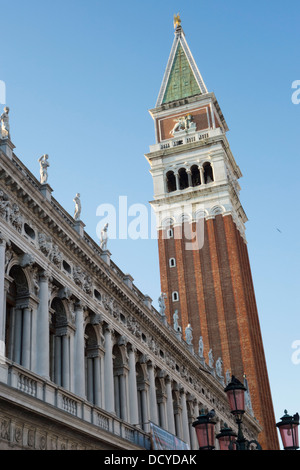 Biblioteca Nacional de San Marcos y el Campanile de San Marcos, en Venecia, Italia