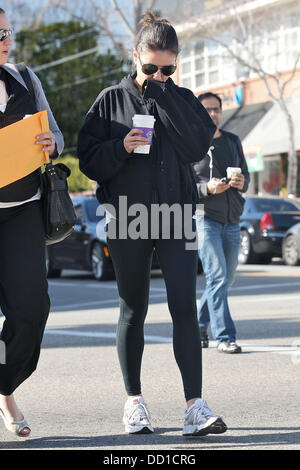 Mila Kunis en Beverly Hills sin maquillaje de Los Angeles, - 24.01.12 Fotografía de stock - Alamy