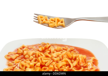 Primer plano de un plato de espaguetis, con las letras del alfabeto en una horquilla de pasta de ortografía