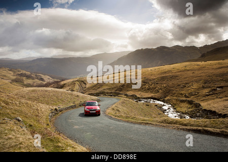 Reino Unido, Cumbria, Lake District, Honister Pass, coche en carretera de Borrowdale para Buttermere