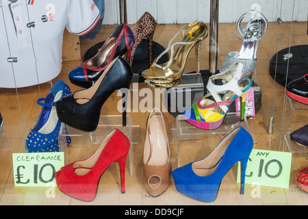 Escaparate de una tienda de zapatos damas en centro comercial