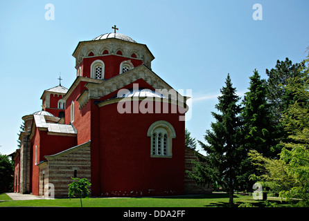 Zica, el único monasterio de Serbia, que fue pintado en rojo, es el fundamento del primer Rey serbio Stefan, el First-Crowned.