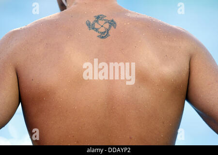 Tatuaje en 29 años atrás del hombre Fotografía de stock - Alamy