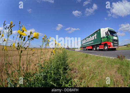 Camión Vista angular de camión, viajando a lo largo de country Road cerca de Leeds Yorkshire, Reino Unido Foto de stock
