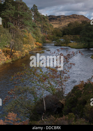 Sol y colores de otoño en las orillas del río Inver, Lochinver, Assynt, Highlands Escocesas UK Foto de stock