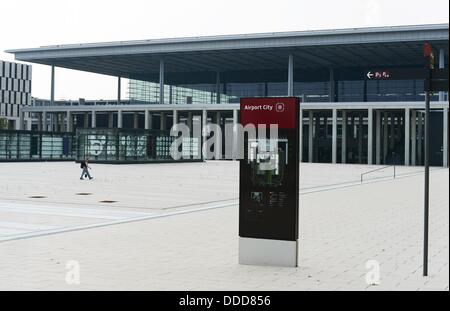 El edificio del aeropuerto del aeropuerto Berlín-Brandenburgo Willy Brandt BER con la Willy-Brandt-Platz en primer plano en schoenefeld, Alemania, el 30 de agosto de 2013. Foto: JENS KALAENE Foto de stock