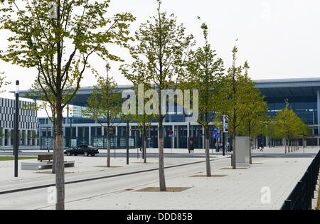 El edificio del aeropuerto en el aeropuerto Berlín-Brandenburgo Willy Brandt BER con la Willy-Brandt-Platz square en primer plano en schoenefeld, Alemania, el 30 de agosto de 2013. Foto: JENS KALAENE Foto de stock