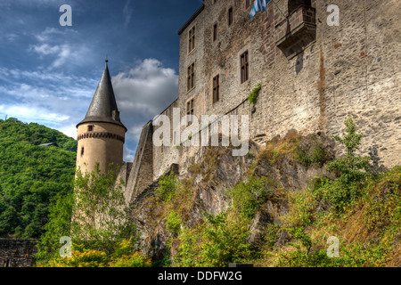 El castillo de Vianden, ubicado en Vianden, en el norte de Luxemburgo, Foto de stock