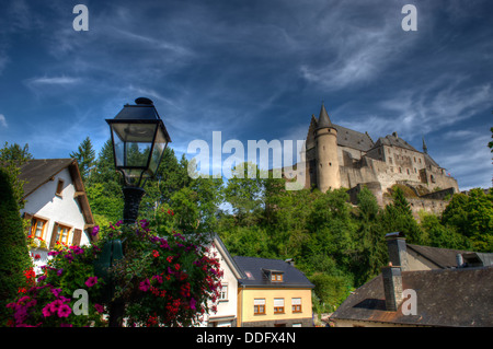 El castillo de Vianden, ubicado en Vianden, en el norte de Luxemburgo, Foto de stock