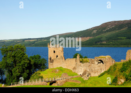 Las ruinas del castillo, Grant torre y murallas del castillo Urquhart en el Lago Ness Foto de stock