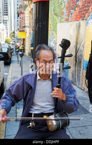 Chino tradicional músico tocando en la esquina de una calle en el barrio chino de San Francisco. Foto de stock