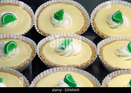 Key lime Pie de limón tartas de cuajada en la Panadería Closeup Foto de stock