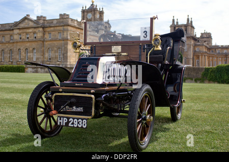 Un Francés de Dion 1903 10hp veterano automóvil aparcado, visualizada en Blenheim Palace, Oxfordshire, REINO UNIDO Foto de stock