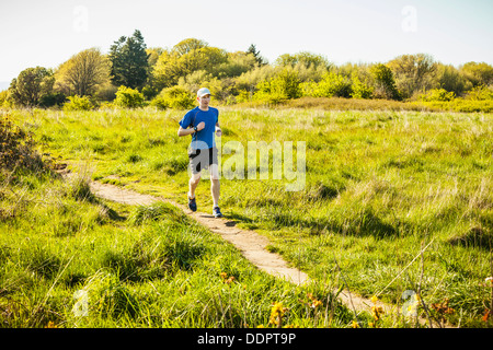 Un hombre joven trotar en el parque de descubrimiento, Seattle, Washington. Foto de stock