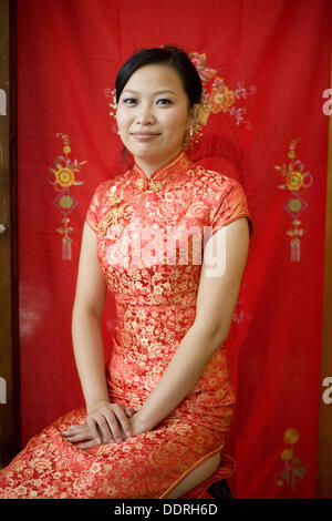 Vestidos de novia ropa china tradicional, sonriendo a la cámara, Retrato  Fotografía de stock - Alamy