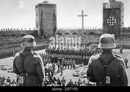 Ceremonia conmemorativa de nazi para el Presidente Von Hindenburg, Tribunal de Honor, Tannenberg, 7 de agosto de 1934. Artista: Desconocido Foto de stock