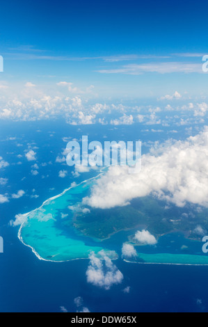 Vista de Raiatea desde el aire con nubes. La Polinesia Francesa Foto de stock