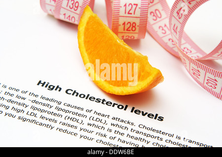 Los niveles elevados de colesterol el texto sobre papel blanco Foto de stock