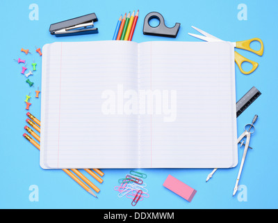 material escolar, papelería y espacio para texto en el bloc de notas  Fotografía de stock - Alamy