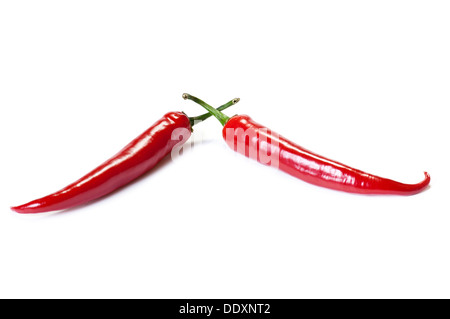 Pimientos chili rojo aislado en el blanco