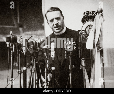 El padre Charles Coughlin, E-canadiense nacido el sacerdote católico,  finales de 1930. Artista: Desconocido Fotografía de stock - Alamy