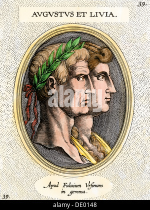 El emperador romano Augusto y su esposa Livia (Julia Drusilla). Grabado coloreado a mano Foto de stock