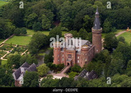 Vista aérea, Castillo Moyland, un estilo neo-gótico, castillo moated Bedburg-Hau, región del Bajo Rin, Renania del Norte-Westfalia Foto de stock