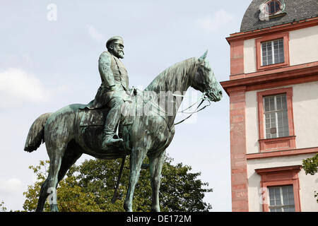 La estatua ecuestre del Gran Duque Luis IV, el Palacio Ducal de Darmstadt en la espalda, Darmstadt, Hesse.