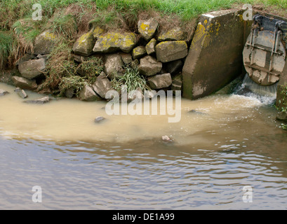 El agua de lluvia de un drenaje de tormentas para vaciarla en un río, Río, Neet Bude, Cornualles, en el REINO UNIDO 2013