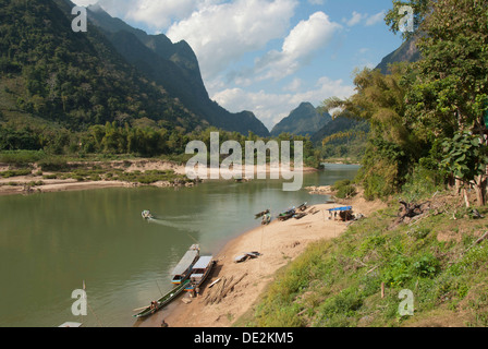 Paisaje de río, barcos en la orilla del río Nam Ou, Muang Ngoi Kao, en la provincia de Luang Prabang, en Laos, en el sudeste de Asia, Asia Foto de stock