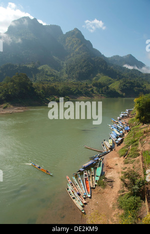 Paisaje de Río, muchos barcos en la orilla del río Nam Ou, Nong Khiao, en la provincia de Luang Prabang, en Laos, en el sudeste de Asia, Asia Foto de stock