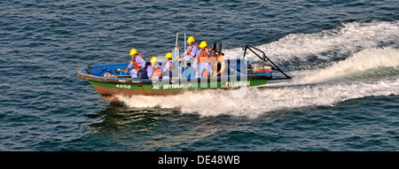 Los trabajadores que llevan chalecos salvavidas en un pequeño barco de alta velocidad bajura regresan al puerto de Fujairah desde el trabajo en el proyecto de extensión del puerto Golfo de Omán EAU Asia 00s
