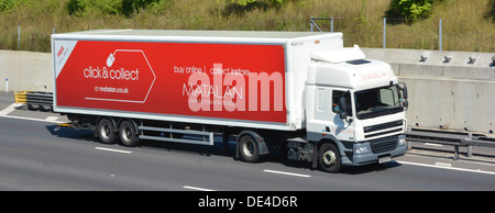Matalan haga clic y recoger Marca de publicidad de moda lado de compras frente Vista del remolque de entrega de la cadena de suministro detrás del camión DAF hgv Camión en la autopista del Reino Unido Foto de stock