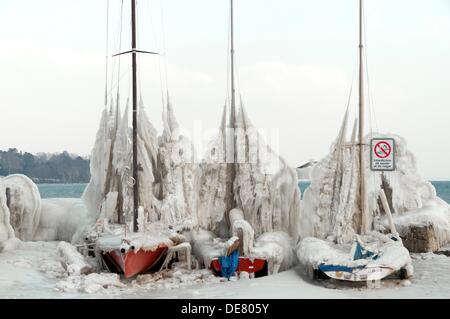 El Invierno Severo Congelados Los Barcos Atrapados En El Hielo Versoix Canton De Ginebra El Lago Leman Region Costa El Lago De Ginebra Suiza Fotografia De Stock Alamy