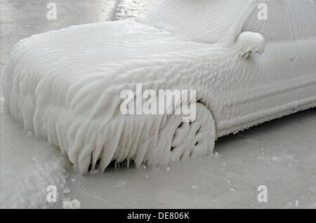 El Invierno Severo Completamente Congelado Coche Atrapado En El Hielo Versoix Canton De Ginebra El Lago De Ginebra El Lago Leman Region Costa Fotografia De Stock Alamy