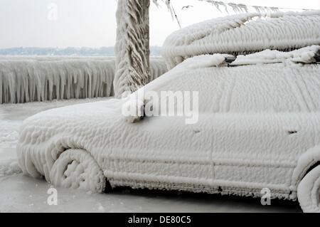 El Invierno Severo Congelados Coche Atrapado En El Hielo Versoix Canton De Ginebra El Lago Leman Region Costa El Lago De Ginebra Suiza El Agua Fotografia De Stock Alamy