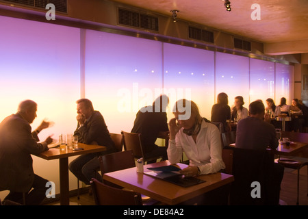 Österreich, Wien 5, Schlossquadrat, Cafe Cuadro, eines der Lokale im Schlossquadrat Gebäudekomplex ' ' Foto de stock