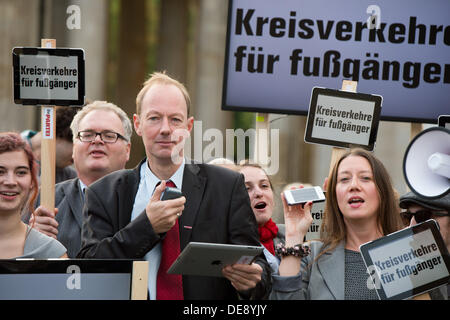 Martin Sonneborn, líder del partido 'Die Partei' toma parte en el iDemo de su partido en Berlín, Alemania, el 13 de septiembre de 2013. Los lemas fueron presentados con iPads y enviado a los votantes en la internet. Foto: MAURIZION GAMBARINI Foto de stock