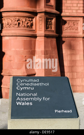Firmar por la Asamblea Nacional de Gales en las afueras del histórico edificio Pierhead, Bahía de Cardiff, Cardiff, South Glamorgan, Wales, REINO UNIDO Foto de stock