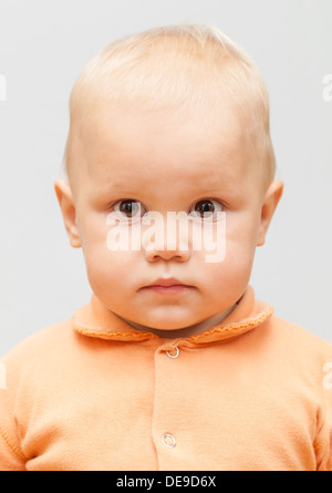 Closeup studio cara retrato de niña caucásica aislado sobre fondo gris
