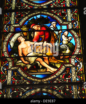 Coloridas vidrieras que representan escenas religiosas en Dublín, Irlanda Foto de stock