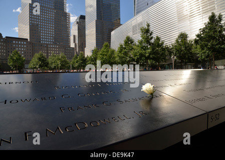 Placas de bronce con los nombres de las víctimas, National Memorial del 11 de septiembre, Manhattan, Ciudad de Nueva York, Nueva York, EE.UU. Foto de stock