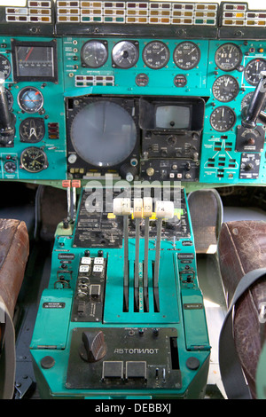 Las palancas de empuje de cabina del avión con la mano en la parte superior para el despegue, Tu-144. Foto de stock