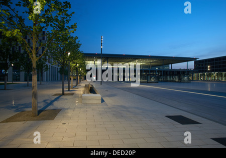 Schoenefeld, Alemania, Willy- Brandt-Platz delante del Terminalgebaeude de Berlin Brandenburg Airport en la noche Foto de stock