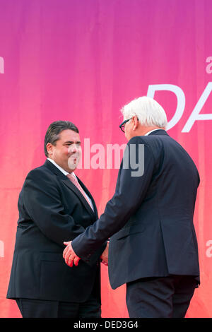 Potsdam, Alemania. El 16 de septiembre de 2013. Sigmar Gabriel y Frank-Walter Steinmeier en Potsdam, el Partido del Congreso del SPD. Gonçalo Silva/Alamy Live News. Foto de stock