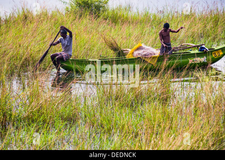 Los pescadores pescan en el lago, Minneriya Parque Nacional Minneriya, Central proporcionar, Sri Lanka, Asia Foto de stock