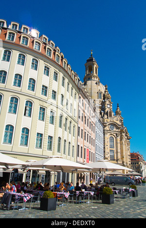 Cafetería y restaurante y terrazas plaza Neumarkt Altstadt el casco antiguo de la ciudad de Dresde Alemania Europa central