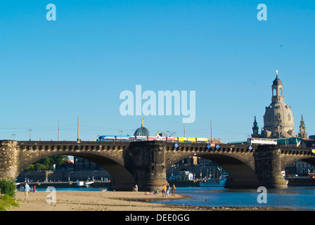 Augustusbrucke bridge y la iglesia Frauenkirche Dresden City Sajonia Alemania oriental Europa central