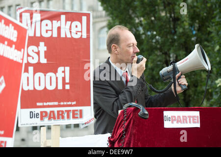 Martin Sonneborn, líder del partido de Die PARTEI, habla durante una campaña de carteles de Die PARTEI en Berlín, Alemania, el 17 de septiembre de 2013. Foto: MAURIZIO GAMBARINI/dpa Foto de stock