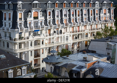 El zinc y el tejado de pizarra el Embajador villa con los parques de palacio en el fondo (Vichy - Francia). Foto de stock